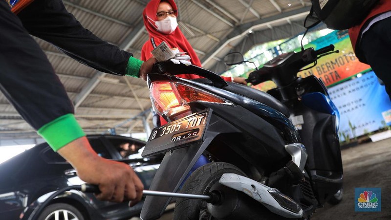 Warga mengikuti uji emisi kendaraan motor secara gratis di Dinas Lingkungan hidup Cililitan, Jakarta Timur, Kamis, 4/11. Pemprov DKI DKI Jakarta mewajibkan uji emisi bagi kendaraan roda dua maupun roda empat yang umurnya lebih dari 3 tahun mulai 13 November 2021. Antusiasme warga karena pelayan gratis, membuat antrean uji emisi kendaraan membeludak. 
