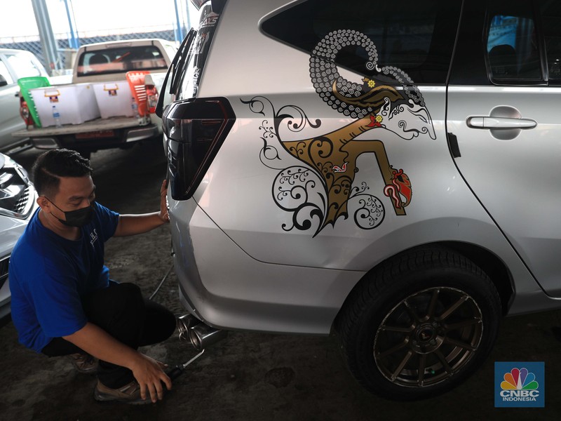 Uji Emisi kendaraan Gratis di Dinas Lingkungan Hidup Cililitan, Jakarta Warga mengikuti uji emisi kendaraan motor secara gratis di Dinas Lingkungan hidup Cililitan, Jakarta Timur, Kamis, 4/11. Pemprov DKI DKI Jakarta mewajibkan uji emisi bagi kendaraan roda dua maupun roda empat yang umurnya lebih dari 3 tahun mulai 13 November 2021. Antusiasme warga karena pelayan gratis, membuat antrean uji emisi kendaraan membeludak.