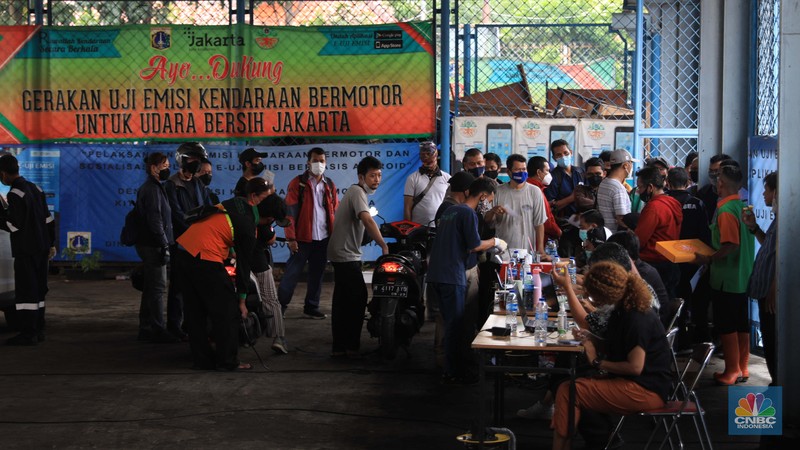 Warga mengikuti uji emisi kendaraan motor secara gratis di Dinas Lingkungan hidup Cililitan, Jakarta Timur, Kamis, 4/11. Pemprov DKI DKI Jakarta mewajibkan uji emisi bagi kendaraan roda dua maupun roda empat yang umurnya lebih dari 3 tahun mulai 13 November 2021. Antusiasme warga karena pelayan gratis, membuat antrean uji emisi kendaraan membeludak. 