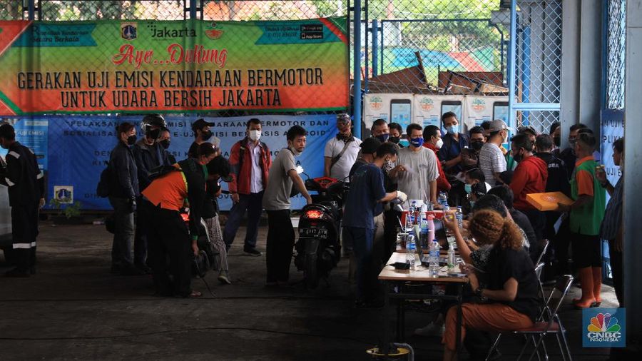 Warga mengikuti uji emisi kendaraan motor secara gratis di Dinas Lingkungan hidup Cililitan, Jakarta Timur, Kamis, 4/11. Pemprov DKI DKI Jakarta mewajibkan uji emisi bagi kendaraan roda dua maupun roda empat yang umurnya lebih dari 3 tahun mulai 13 November 2021. Antusiasme warga karena pelayan gratis, membuat antrean uji emisi kendaraan membeludak. 