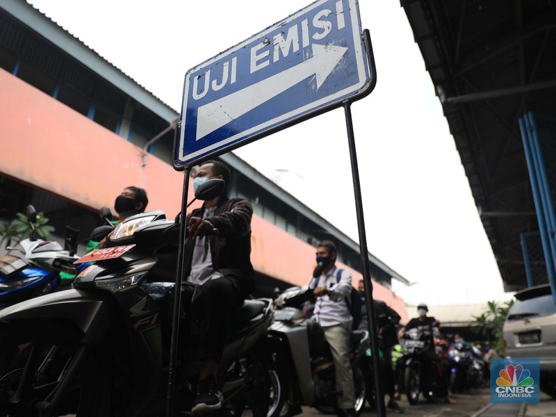 Warga mengikuti uji emisi kendaraan motor secara gratis di Dinas Lingkungan hidup Cililitan, Jakarta Timur, Kamis, 4/11. Pemprov DKI DKI Jakarta mewajibkan uji emisi bagi kendaraan roda dua maupun roda empat yang umurnya lebih dari 3 tahun mulai 13 November 2021. Antusiasme warga karena pelayan gratis, membuat antrean uji emisi kendaraan membeludak. 