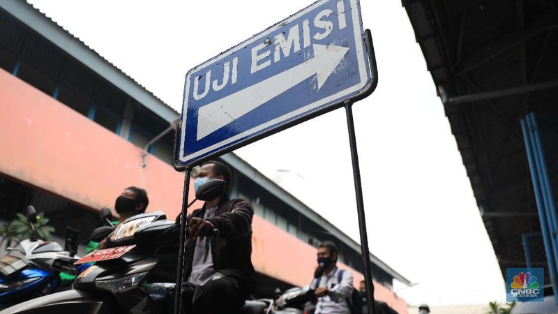 Warga mengikuti uji emisi kendaraan motor secara gratis di Dinas Lingkungan hidup Cililitan, Jakarta Timur, Kamis, 4/11. Pemprov DKI DKI Jakarta mewajibkan uji emisi bagi kendaraan roda dua maupun roda empat yang umurnya lebih dari 3 tahun mulai 13 November 2021. Antusiasme warga karena pelayan gratis, membuat antrean uji emisi kendaraan membeludak. 