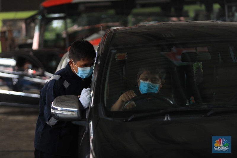 Uji Emisi kendaraan Gratis di Dinas Lingkungan Hidup Cililitan, Jakarta Warga mengikuti uji emisi kendaraan motor secara gratis di Dinas Lingkungan hidup Cililitan, Jakarta Timur, Kamis, 4/11. Pemprov DKI DKI Jakarta mewajibkan uji emisi bagi kendaraan roda dua maupun roda empat yang umurnya lebih dari 3 tahun mulai 13 November 2021. Antusiasme warga karena pelayan gratis, membuat antrean uji emisi kendaraan membeludak.