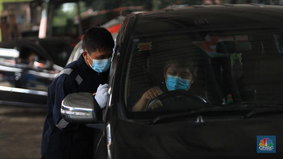Warga mengikuti uji emisi kendaraan motor secara gratis di Dinas Lingkungan hidup Cililitan, Jakarta Timur, Kamis, 4/11. Pemprov DKI DKI Jakarta mewajibkan uji emisi bagi kendaraan roda dua maupun roda empat yang umurnya lebih dari 3 tahun mulai 13 November 2021. Antusiasme warga karena pelayan gratis, membuat antrean uji emisi kendaraan membeludak. 