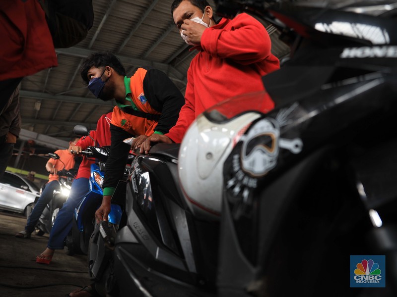 Uji Emisi kendaraan Gratis di Dinas Lingkungan Hidup Cililitan, Jakarta Warga mengikuti uji emisi kendaraan motor secara gratis di Dinas Lingkungan hidup Cililitan, Jakarta Timur, Kamis, 4/11. Pemprov DKI DKI Jakarta mewajibkan uji emisi bagi kendaraan roda dua maupun roda empat yang umurnya lebih dari 3 tahun mulai 13 November 2021. Antusiasme warga karena pelayan gratis, membuat antrean uji emisi kendaraan membeludak.
