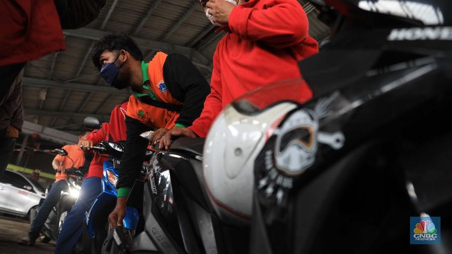 Warga mengikuti uji emisi kendaraan motor secara gratis di Dinas Lingkungan hidup Cililitan, Jakarta Timur, Kamis, 4/11. Pemprov DKI DKI Jakarta mewajibkan uji emisi bagi kendaraan roda dua maupun roda empat yang umurnya lebih dari 3 tahun mulai 13 November 2021. Antusiasme warga karena pelayan gratis, membuat antrean uji emisi kendaraan membeludak. 