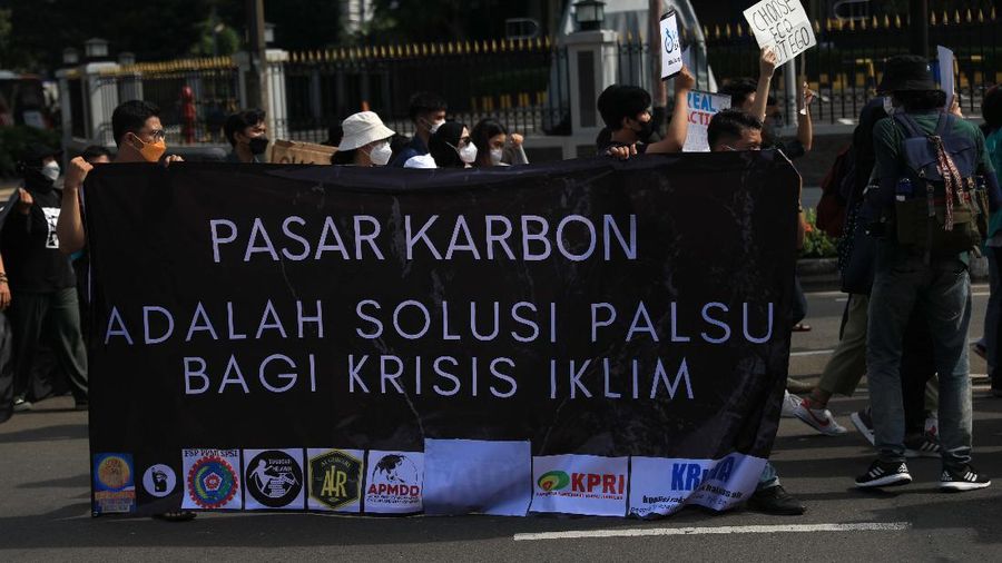 Aliansi Perlawanan Perubahan Iklim melakukan aksi unjuk rasa di simpang Patung Kuda, Jakarta Pusat, Jumat (5/11/2021). Mereka meminta pemerintah melakukan aksi nyata untuk menghentikan krisis iklim global. Mereka tergabung dari Aliansi yang terdiri dari LSM Greenpeace, Walhi, Extinction Rebellion, Solidaritas Perempuan, BEM UI dan Jeda Untuk Iklim. Mereka membawa sejumlah spanduk mengecam sejumlah pernyataan Presiden Joko Widodo atau Jokowi dan kabinetnya dalam KTT Pemimpin Dunia tentang Perubahan Iklim atau Conference Of Parties ke-26 (COP 26) di Glasgow, Skotlandia pada Selasa (2/11/2021) kemarin. (CNBC Indonesia/ Muhammad Sabki)