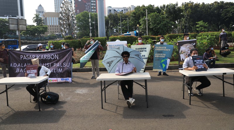 Demo Perubahan Iklim di Jakarta Aliansi Perlawanan Perubahan Iklim melakukan aksi unjuk rasa di simpang Patung Kuda, Jakarta Pusat, Jumat (5/11/2021). Mereka meminta pemerintah melakukan aksi nyata untuk menghentikan krisis iklim global. Mereka tergabung dari Aliansi yang terdiri dari LSM Greenpeace, Walhi, Extinction Rebellion, Solidaritas Perempuan, BEM UI dan Jeda Untuk Iklim. Mereka membawa sejumlah spanduk mengecam sejumlah pernyataan Presiden Joko Widodo atau Jokowi dan kabinetnya dalam KTT Pemimpin Dunia tentang Perubahan Iklim atau Conference Of Parties ke-26 (COP 26) di Glasgow, Skotlandia pada Selasa (2/11/2021) kemarin. (CNBC Indonesia/ Muhammad Sabki)