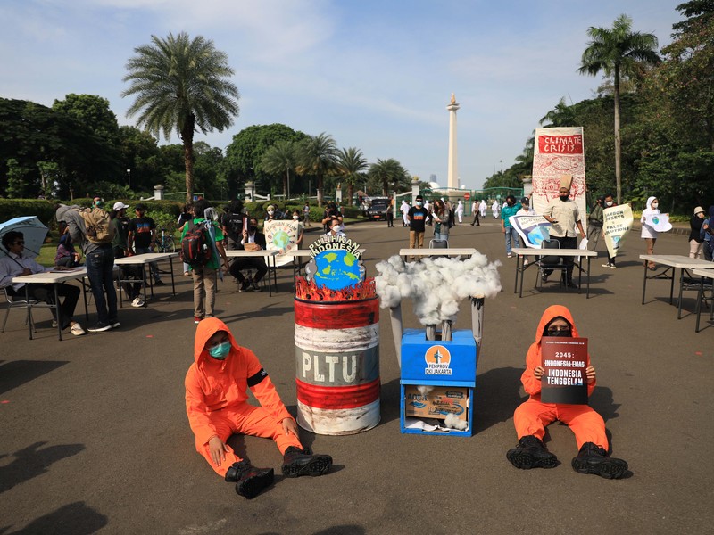 Demo Perubahan Iklim di Jakarta Aliansi Perlawanan Perubahan Iklim melakukan aksi unjuk rasa di simpang Patung Kuda, Jakarta Pusat, Jumat (5/11/2021). Mereka meminta pemerintah melakukan aksi nyata untuk menghentikan krisis iklim global. Mereka tergabung dari Aliansi yang terdiri dari LSM Greenpeace, Walhi, Extinction Rebellion, Solidaritas Perempuan, BEM UI dan Jeda Untuk Iklim. Mereka membawa sejumlah spanduk mengecam sejumlah pernyataan Presiden Joko Widodo atau Jokowi dan kabinetnya dalam KTT Pemimpin Dunia tentang Perubahan Iklim atau Conference Of Parties ke-26 (COP 26) di Glasgow, Skotlandia pada Selasa (2/11/2021) kemarin. (CNBC Indonesia/ Muhammad Sabki)