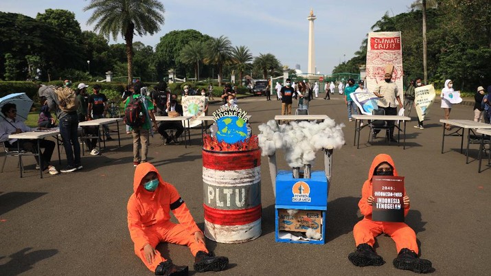 Demo Perubahan Iklim di Jakarta Aliansi Perlawanan Perubahan Iklim melakukan aksi unjuk rasa di simpang Patung Kuda, Jakarta Pusat, Jumat (5/11/2021). Mereka meminta pemerintah melakukan aksi nyata untuk menghentikan krisis iklim global. Mereka tergabung dari Aliansi yang terdiri dari LSM Greenpeace, Walhi, Extinction Rebellion, Solidaritas Perempuan, BEM UI dan Jeda Untuk Iklim. Mereka membawa sejumlah spanduk mengecam sejumlah pernyataan Presiden Joko Widodo atau Jokowi dan kabinetnya dalam KTT Pemimpin Dunia tentang Perubahan Iklim atau Conference Of Parties ke-26 (COP 26) di Glasgow, Skotlandia pada Selasa (2/11/2021) kemarin. (CNBC Indonesia/ Muhammad Sabki)