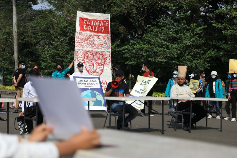 Demo Perubahan Iklim di Jakarta Aliansi Perlawanan Perubahan Iklim melakukan aksi unjuk rasa di simpang Patung Kuda, Jakarta Pusat, Jumat (5/11/2021). Mereka meminta pemerintah melakukan aksi nyata untuk menghentikan krisis iklim global. Mereka tergabung dari Aliansi yang terdiri dari LSM Greenpeace, Walhi, Extinction Rebellion, Solidaritas Perempuan, BEM UI dan Jeda Untuk Iklim. Mereka membawa sejumlah spanduk mengecam sejumlah pernyataan Presiden Joko Widodo atau Jokowi dan kabinetnya dalam KTT Pemimpin Dunia tentang Perubahan Iklim atau Conference Of Parties ke-26 (COP 26) di Glasgow, Skotlandia pada Selasa (2/11/2021) kemarin. (CNBC Indonesia/ Muhammad Sabki)