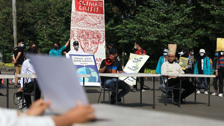 Aliansi Perlawanan Perubahan Iklim melakukan aksi unjuk rasa di simpang Patung Kuda, Jakarta Pusat, Jumat (5/11/2021). Mereka meminta pemerintah melakukan aksi nyata untuk menghentikan krisis iklim global. Mereka tergabung dari Aliansi yang terdiri dari LSM Greenpeace, Walhi, Extinction Rebellion, Solidaritas Perempuan, BEM UI dan Jeda Untuk Iklim. Mereka membawa sejumlah spanduk mengecam sejumlah pernyataan Presiden Joko Widodo atau Jokowi dan kabinetnya dalam KTT Pemimpin Dunia tentang Perubahan Iklim atau Conference Of Parties ke-26 (COP 26) di Glasgow, Skotlandia pada Selasa (2/11/2021) kemarin. (CNBC Indonesia/ Muhammad Sabki)