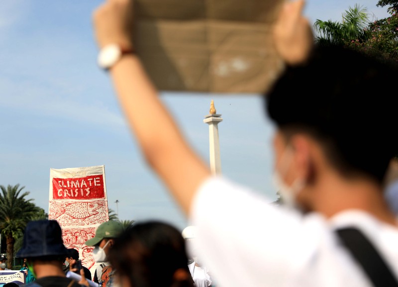 Demo Perubahan Iklim di Jakarta Aliansi Perlawanan Perubahan Iklim melakukan aksi unjuk rasa di simpang Patung Kuda, Jakarta Pusat, Jumat (5/11/2021). Mereka meminta pemerintah melakukan aksi nyata untuk menghentikan krisis iklim global. Mereka tergabung dari Aliansi yang terdiri dari LSM Greenpeace, Walhi, Extinction Rebellion, Solidaritas Perempuan, BEM UI dan Jeda Untuk Iklim. Mereka membawa sejumlah spanduk mengecam sejumlah pernyataan Presiden Joko Widodo atau Jokowi dan kabinetnya dalam KTT Pemimpin Dunia tentang Perubahan Iklim atau Conference Of Parties ke-26 (COP 26) di Glasgow, Skotlandia pada Selasa (2/11/2021) kemarin. (CNBC Indonesia/ Muhammad Sabki)