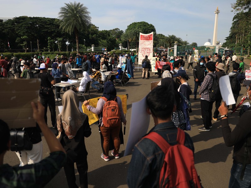 Demo Perubahan Iklim di Jakarta Aliansi Perlawanan Perubahan Iklim melakukan aksi unjuk rasa di simpang Patung Kuda, Jakarta Pusat, Jumat (5/11/2021). Mereka meminta pemerintah melakukan aksi nyata untuk menghentikan krisis iklim global. Mereka tergabung dari Aliansi yang terdiri dari LSM Greenpeace, Walhi, Extinction Rebellion, Solidaritas Perempuan, BEM UI dan Jeda Untuk Iklim. Mereka membawa sejumlah spanduk mengecam sejumlah pernyataan Presiden Joko Widodo atau Jokowi dan kabinetnya dalam KTT Pemimpin Dunia tentang Perubahan Iklim atau Conference Of Parties ke-26 (COP 26) di Glasgow, Skotlandia pada Selasa (2/11/2021) kemarin. (CNBC Indonesia/ Muhammad Sabki)