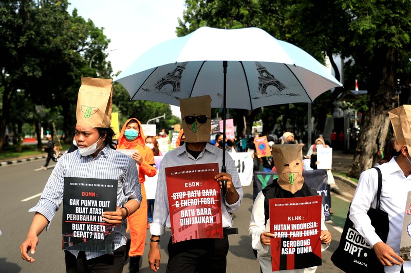 Demo Perubahan Iklim di Jakarta Aliansi Perlawanan Perubahan Iklim melakukan aksi unjuk rasa di simpang Patung Kuda, Jakarta Pusat, Jumat (5/11/2021). Mereka meminta pemerintah melakukan aksi nyata untuk menghentikan krisis iklim global. Mereka tergabung dari Aliansi yang terdiri dari LSM Greenpeace, Walhi, Extinction Rebellion, Solidaritas Perempuan, BEM UI dan Jeda Untuk Iklim. Mereka membawa sejumlah spanduk mengecam sejumlah pernyataan Presiden Joko Widodo atau Jokowi dan kabinetnya dalam KTT Pemimpin Dunia tentang Perubahan Iklim atau Conference Of Parties ke-26 (COP 26) di Glasgow, Skotlandia pada Selasa (2/11/2021) kemarin. (CNBC Indonesia/ Muhammad Sabki)