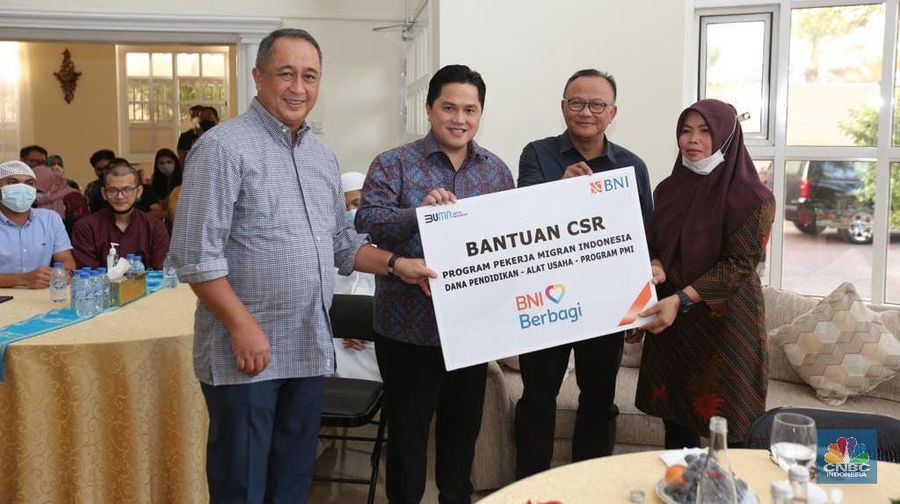 Direktur Utama BNI Royke Tumilaar, Menteri Badan Usaha Milik Negara (BUMN) Erick Thohir, Konsul Jenderal (Konjen) Indonesia di Dubai Kartika Candra Negara, dan Perwakilan PMI Dubai Rukati dalam prosesi penyerahan Program CSR KAMI Bersama BNI, Dubai (5/11/2021).