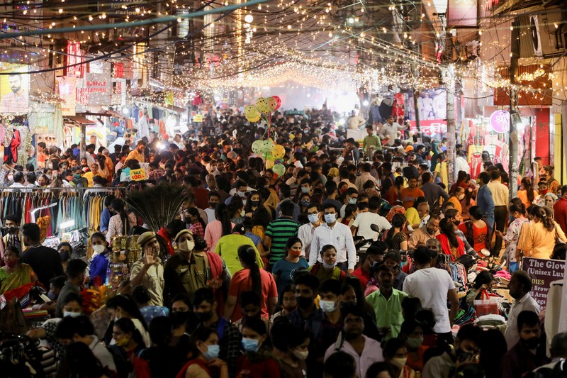 Perayaan Diwali di Kolkata India Residents light candles and fireworks on the rooftop of their house to celebrate Diwali, the festival of lights, in Kolkata, India, November 4, 2021. REUTERS/Rupak De Chowdhuri