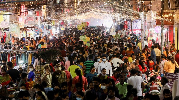 People shop at a crowded market ahead of Diwali, the Hindu festival of lights, during the ongoing coronavirus disease (COVID-19) pandemic, in New Delhi, October 31, 2021. REUTERS/Anushree Fadnavis     TPX IMAGES OF THE DAY