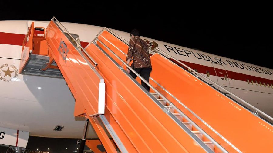 Presiden Jokowi dan rombongan bertolak untuk kembali ke tanah air dari Bandara Internasional Al Maktoum, Dubai, Persatuan Emirat Arab (PEA), dengan menggunakan pesawat Garuda Indonesia berkode GIA-1 sekitar pukul 21.35 waktu setempat (WS) atau Jumat, 5 November 2021 pukul 00.35 WIB. (Biro Pers Sekretariat Presiden/Kris)