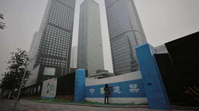 People overlook the skyline of the Central Business District on a polluted day in Beijing, China, November 5, 2021.  REUTERS/Thomas Peter