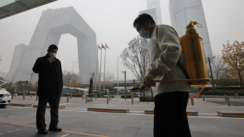 People overlook the skyline of the Central Business District on a polluted day in Beijing, China, November 5, 2021.  REUTERS/Thomas Peter