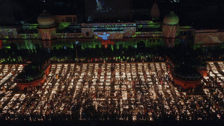 Residents light candles and fireworks on the rooftop of their house to celebrate Diwali, the festival of lights, in Kolkata, India, November 4, 2021. REUTERS/Rupak De Chowdhuri
