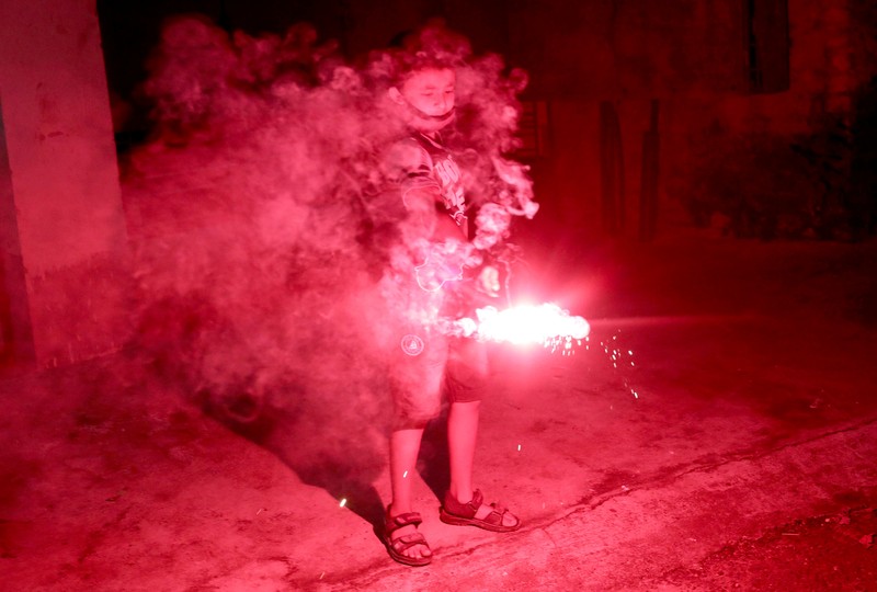 Perayaan Diwali di Kolkata India Residents light candles and fireworks on the rooftop of their house to celebrate Diwali, the festival of lights, in Kolkata, India, November 4, 2021. REUTERS/Rupak De Chowdhuri