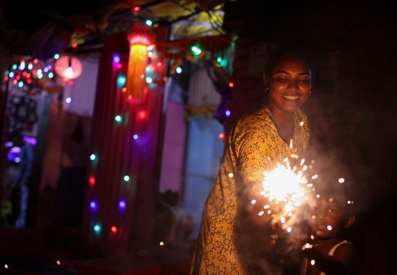 Perayaan Diwali di Kolkata India Residents light candles and fireworks on the rooftop of their house to celebrate Diwali, the festival of lights, in Kolkata, India, November 4, 2021. REUTERS/Rupak De Chowdhuri