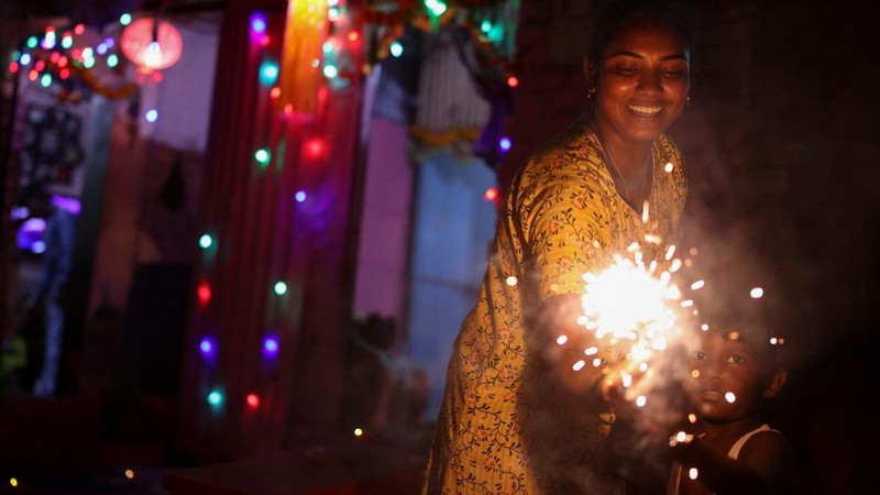 Residents light candles and fireworks on the rooftop of their house to celebrate Diwali, the festival of lights, in Kolkata, India, November 4, 2021. REUTERS/Rupak De Chowdhuri