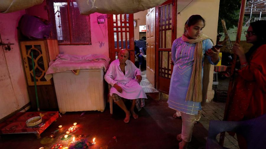 Residents light candles and fireworks on the rooftop of their house to celebrate Diwali, the festival of lights, in Kolkata, India, November 4, 2021. REUTERS/Rupak De Chowdhuri