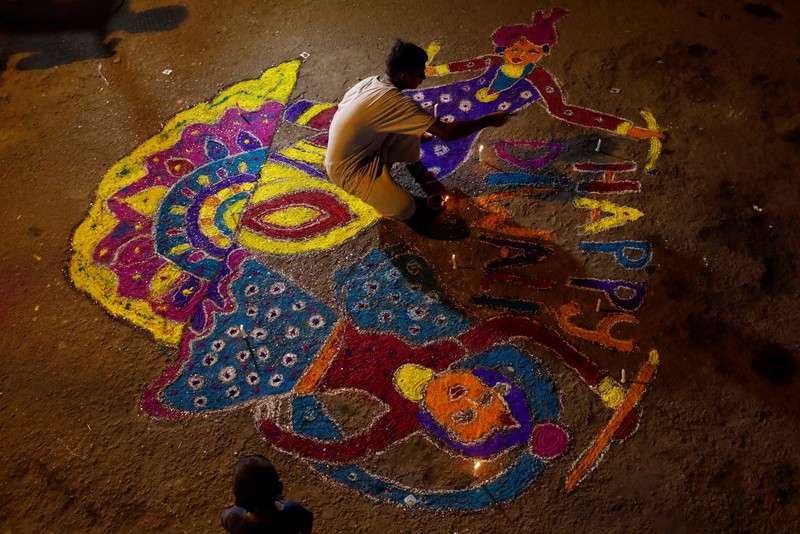 Residents light candles and fireworks on the rooftop of their house to celebrate Diwali, the festival of lights, in Kolkata, India, November 4, 2021. REUTERS/Rupak De Chowdhuri