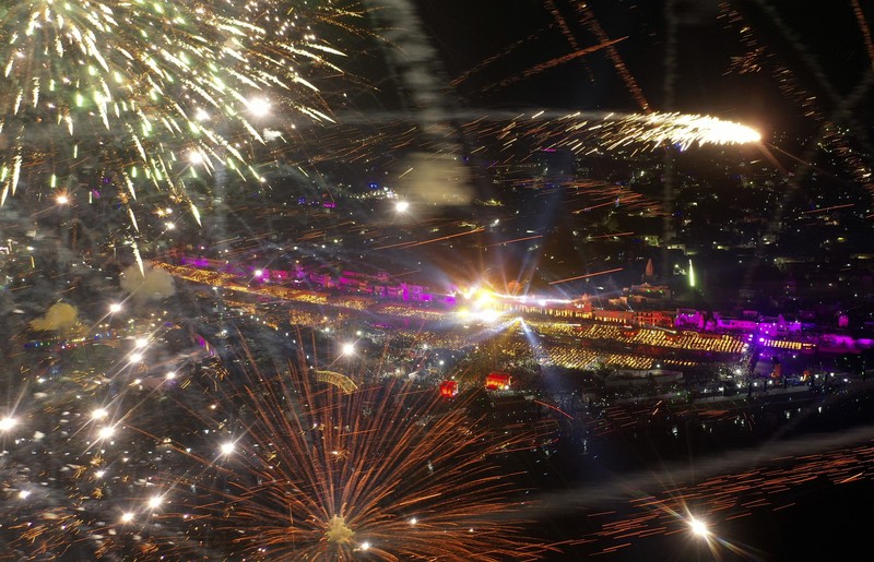 Residents light candles and fireworks on the rooftop of their house to celebrate Diwali, the festival of lights, in Kolkata, India, November 4, 2021. REUTERS/Rupak De Chowdhuri