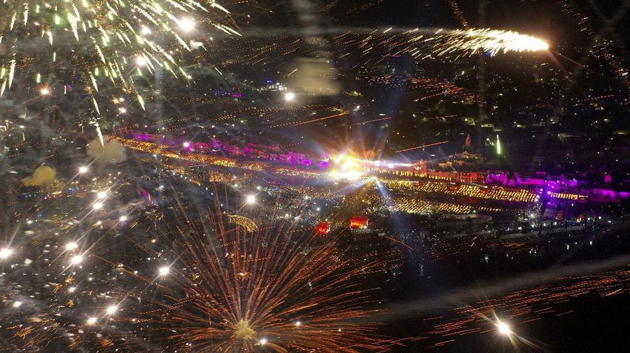Residents light candles and fireworks on the rooftop of their house to celebrate Diwali, the festival of lights, in Kolkata, India, November 4, 2021. REUTERS/Rupak De Chowdhuri