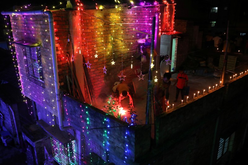 Residents light candles and fireworks on the rooftop of their house to celebrate Diwali, the festival of lights, in Kolkata, India, November 4, 2021. REUTERS/Rupak De Chowdhuri