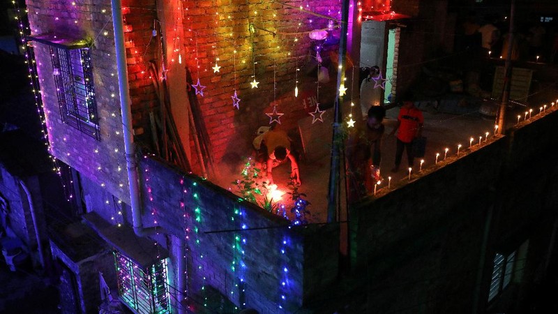 Residents light candles and fireworks on the rooftop of their house to celebrate Diwali, the festival of lights, in Kolkata, India, November 4, 2021. REUTERS/Rupak De Chowdhuri