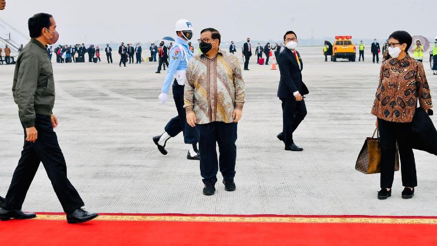 Pesawat Garuda Indonesia-1 yang membawa Presiden Joko Widodo dan rombongan mendarat di Bandar Udara Internasional Soekarno Hatta, Tangerang, Banten, Jumat 5 November 2021. (Biro Pers Sekretariat Presiden/Laily Rachev)