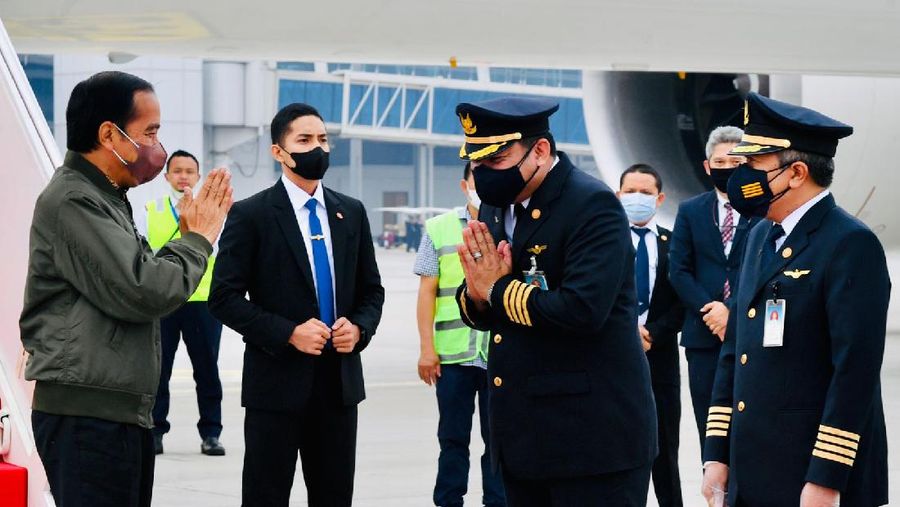Pesawat Garuda Indonesia-1 yang membawa Presiden Joko Widodo dan rombongan mendarat di Bandar Udara Internasional Soekarno Hatta, Tangerang, Banten, Jumat 5 November 2021. (Biro Pers Sekretariat Presiden/Laily Rachev)