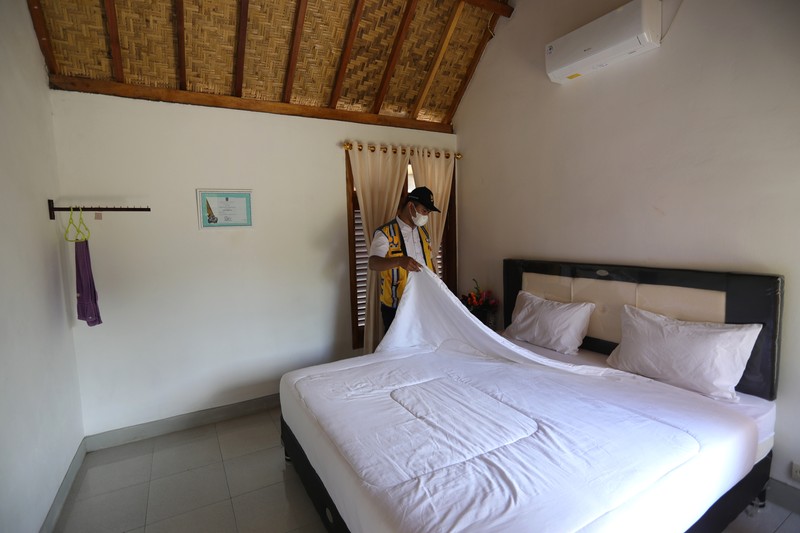 Sarana Hunian Pariwisata atau Sarhunta di Kampung Homestay di Dusun Bangan, Desa Sengkol, Kecamatan Pujut, Lombok Tengah, Nusa Tenggara Barat, Jumat (5/11/2021). Petugas berbincang dengan warga berlatar belakang Sarana Hunian Pariwisata atau Sarhunta di Kampung Homestay di Dusun Bangan, Desa Sengkol, Kecamatan Pujut, Lombok Tengah, Nusa Tenggara Barat, Jumat (5/11/2021). Kementerian PUPR melalui Balai Pelaksana Penyediaan Perumahan Nusa Tenggara I (BPPNT I) meningkatkan kualitas 300 rumah tak layak huni menjadi Sarana Hunian Pariwisata atau Sarhunta. Balai Perumahan, Kasi Wilayah 2 Nusa Tenggara Barat Dudi Mustofa, mengatakan kegiatan peningkatan kualitas hunian dimulai dari tahun 2020, tepatnya perencanaan di bulan Mei dan pelaksanaan fisik kegiatannya tanggal 17 Agustus 2020 sampai dengan 31 Desember 2020. Berada di Kawasan Mandalika ada 300 rumah dan di kawasan Gili Air ada 98 rumah,