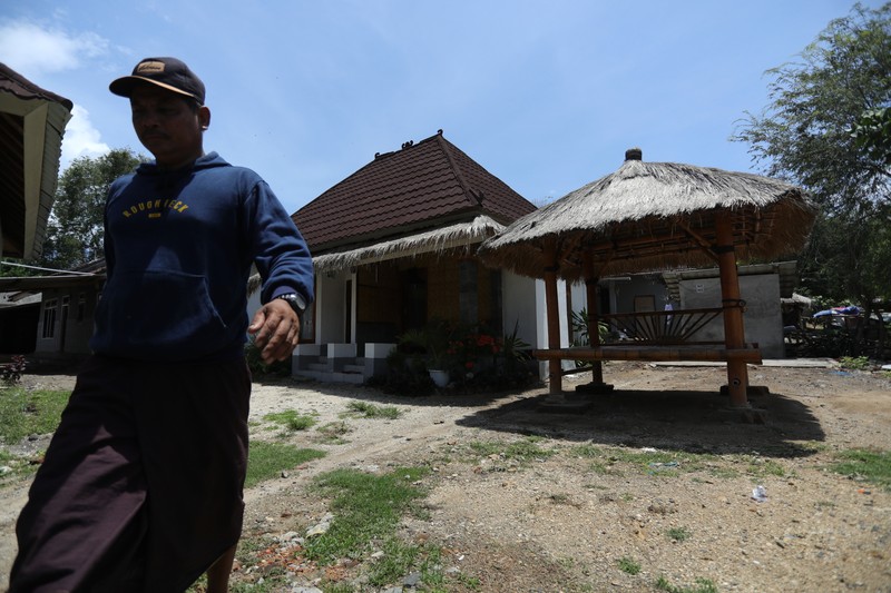 Sarana Hunian Pariwisata atau Sarhunta di Kampung Homestay di Dusun Bangan, Desa Sengkol, Kecamatan Pujut, Lombok Tengah, Nusa Tenggara Barat, Jumat (5/11/2021). Petugas berbincang dengan warga berlatar belakang Sarana Hunian Pariwisata atau Sarhunta di Kampung Homestay di Dusun Bangan, Desa Sengkol, Kecamatan Pujut, Lombok Tengah, Nusa Tenggara Barat, Jumat (5/11/2021). Kementerian PUPR melalui Balai Pelaksana Penyediaan Perumahan Nusa Tenggara I (BPPNT I) meningkatkan kualitas 300 rumah tak layak huni menjadi Sarana Hunian Pariwisata atau Sarhunta. Balai Perumahan, Kasi Wilayah 2 Nusa Tenggara Barat Dudi Mustofa, mengatakan kegiatan peningkatan kualitas hunian dimulai dari tahun 2020, tepatnya perencanaan di bulan Mei dan pelaksanaan fisik kegiatannya tanggal 17 Agustus 2020 sampai dengan 31 Desember 2020. Berada di Kawasan Mandalika ada 300 rumah dan di kawasan Gili Air ada 98 rumah,