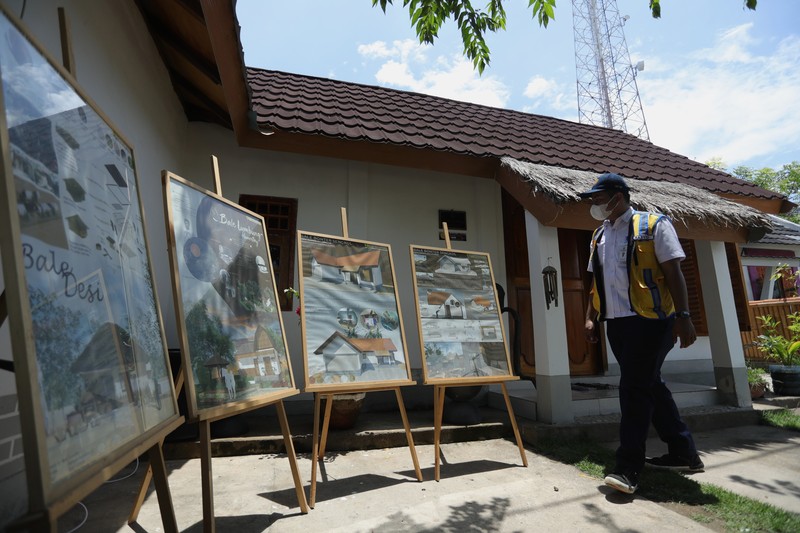 Sarana Hunian Pariwisata atau Sarhunta di Kampung Homestay di Dusun Bangan, Desa Sengkol, Kecamatan Pujut, Lombok Tengah, Nusa Tenggara Barat, Jumat (5/11/2021). Petugas berbincang dengan warga berlatar belakang Sarana Hunian Pariwisata atau Sarhunta di Kampung Homestay di Dusun Bangan, Desa Sengkol, Kecamatan Pujut, Lombok Tengah, Nusa Tenggara Barat, Jumat (5/11/2021). Kementerian PUPR melalui Balai Pelaksana Penyediaan Perumahan Nusa Tenggara I (BPPNT I) meningkatkan kualitas 300 rumah tak layak huni menjadi Sarana Hunian Pariwisata atau Sarhunta. Balai Perumahan, Kasi Wilayah 2 Nusa Tenggara Barat Dudi Mustofa, mengatakan kegiatan peningkatan kualitas hunian dimulai dari tahun 2020, tepatnya perencanaan di bulan Mei dan pelaksanaan fisik kegiatannya tanggal 17 Agustus 2020 sampai dengan 31 Desember 2020. Berada di Kawasan Mandalika ada 300 rumah dan di kawasan Gili Air ada 98 rumah,