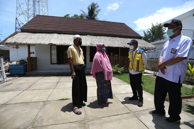 Sarana Hunian Pariwisata atau Sarhunta di Kampung Homestay di Dusun Bangan, Desa Sengkol, Kecamatan Pujut, Lombok Tengah, Nusa Tenggara Barat, Jumat (5/11/2021). Petugas berbincang dengan warga berlatar belakang Sarana Hunian Pariwisata atau Sarhunta di Kampung Homestay di Dusun Bangan, Desa Sengkol, Kecamatan Pujut, Lombok Tengah, Nusa Tenggara Barat, Jumat (5/11/2021). Kementerian PUPR melalui Balai Pelaksana Penyediaan Perumahan Nusa Tenggara I (BPPNT I) meningkatkan kualitas 300 rumah tak layak huni menjadi Sarana Hunian Pariwisata atau Sarhunta. Balai Perumahan, Kasi Wilayah 2 Nusa Tenggara Barat Dudi Mustofa, mengatakan kegiatan peningkatan kualitas hunian dimulai dari tahun 2020, tepatnya perencanaan di bulan Mei dan pelaksanaan fisik kegiatannya tanggal 17 Agustus 2020 sampai dengan 31 Desember 2020. Berada di Kawasan Mandalika ada 300 rumah dan di kawasan Gili Air ada 98 rumah,
