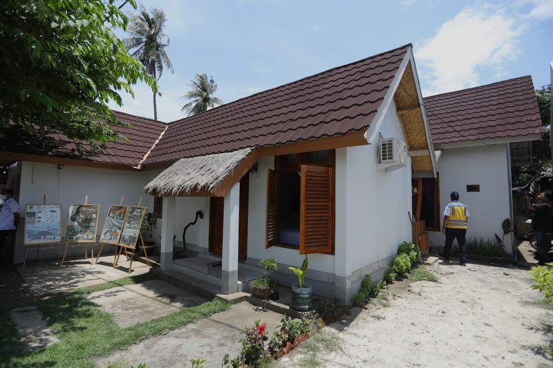 Sarana Hunian Pariwisata atau Sarhunta di Kampung Homestay di Dusun Bangan, Desa Sengkol, Kecamatan Pujut, Lombok Tengah, Nusa Tenggara Barat, Jumat (5/11/2021). Petugas berbincang dengan warga berlatar belakang Sarana Hunian Pariwisata atau Sarhunta di Kampung Homestay di Dusun Bangan, Desa Sengkol, Kecamatan Pujut, Lombok Tengah, Nusa Tenggara Barat, Jumat (5/11/2021). Kementerian PUPR melalui Balai Pelaksana Penyediaan Perumahan Nusa Tenggara I (BPPNT I) meningkatkan kualitas 300 rumah tak layak huni menjadi Sarana Hunian Pariwisata atau Sarhunta. Balai Perumahan, Kasi Wilayah 2 Nusa Tenggara Barat Dudi Mustofa, mengatakan kegiatan peningkatan kualitas hunian dimulai dari tahun 2020, tepatnya perencanaan di bulan Mei dan pelaksanaan fisik kegiatannya tanggal 17 Agustus 2020 sampai dengan 31 Desember 2020. Berada di Kawasan Mandalika ada 300 rumah dan di kawasan Gili Air ada 98 rumah,