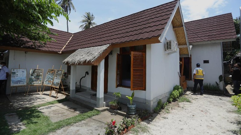 Petugas berbincang dengan warga berlatar belakang Sarana Hunian Pariwisata atau Sarhunta di Kampung Homestay di Dusun Bangan, Desa Sengkol, Kecamatan Pujut, Lombok Tengah, Nusa Tenggara Barat, Jumat (5/11/2021). Kementerian PUPR melalui Balai Pelaksana Penyediaan Perumahan Nusa Tenggara I (BPPNT I) meningkatkan kualitas 300 rumah tak layak huni menjadi Sarana Hunian Pariwisata atau Sarhunta. Balai Perumahan, Kasi Wilayah 2 Nusa Tenggara Barat Dudi Mustofa, mengatakan kegiatan peningkatan kualitas hunian dimulai dari tahun 2020, tepatnya perencanaan di bulan Mei dan pelaksanaan fisik kegiatannya tanggal 17 Agustus 2020 sampai dengan 31 Desember 2020. Berada di Kawasan Mandalika ada 300 rumah dan di kawasan Gili Air ada 98 rumah,