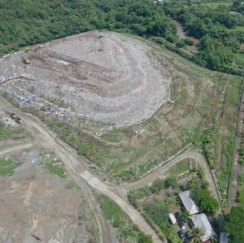 Ternyata Ada 'Gunung Piramid Sampah' di RI, Ini Penampakannya