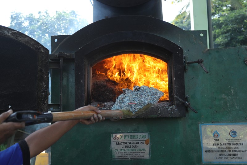 Tempat Pembuangan Akhir (TPA) Regional Kebon Kongok, Kabupaten Lombok Barat, Foto udara gunungan sampah di Tempat Pembuangan Akhir (TPA) Regional Kebon Kongok, Kabupaten Lombok Barat, Jumat (5/11/2021). Lokasi ini merupakan tempat pemilahan sampah organik dan anorganik, di komplek TPA terbesar di Nusa Tenggara Barat NTB. Dari sini, proses pengolahan sampah menjadi pelet RDF (Refuse Derived Fuel) dibuat, yang merupakan pengganti bahan bakar batubara di Pembangkit Listrik Tenaga Uap (PLTU) Jeranjang, Lombok Barat. Sampah diproses di mesin pencacah ukuran 5-8 mm untuk berikutnya dimasukkan ke mesin pengepresan menjadi pelet RDF. Pelet akan dikeringkan di bawah sinar matahari sebelum dikirim ke PLTU Jeranjang. Di pembangkit listrik itu pelet dibakar melalui sistem co-firing.
Setiap hari, sekitar 300 ton sampah dari Kota Mataram dan Lombok Barat diantar ke TPA ini. Namun, menurut jumlah yang diolah menjadi pellet baru 100 hingga 200 kilogram.
Kementerian PUPR memfasilitasi lahan seluas 40 are (4 ribu meter persegi) di sekitar TPA. Di bangunan tersebut, semua fasilitas yang dibutuhkan untuk pengolahan sampah menjadi pellet disediakan.
Penelitian masih dilakukan agar sampah non-organik bisa lebih banyak diolah. Saat ini, komposisi pelet terdiri 95 persen sampah organik dan 5 persen anorganik. (CNBC Indonesia/ Tri Susilo)