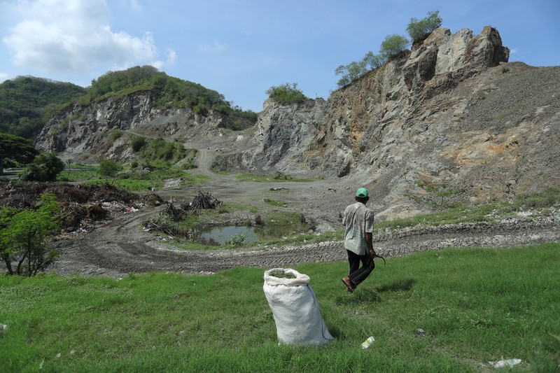 Tempat Pembuangan Akhir (TPA) Regional Kebon Kongok, Kabupaten Lombok Barat, Foto udara gunungan sampah di Tempat Pembuangan Akhir (TPA) Regional Kebon Kongok, Kabupaten Lombok Barat, Jumat (5/11/2021). Lokasi ini merupakan tempat pemilahan sampah organik dan anorganik, di komplek TPA terbesar di Nusa Tenggara Barat NTB. Dari sini, proses pengolahan sampah menjadi pelet RDF (Refuse Derived Fuel) dibuat, yang merupakan pengganti bahan bakar batubara di Pembangkit Listrik Tenaga Uap (PLTU) Jeranjang, Lombok Barat. Sampah diproses di mesin pencacah ukuran 5-8 mm untuk berikutnya dimasukkan ke mesin pengepresan menjadi pelet RDF. Pelet akan dikeringkan di bawah sinar matahari sebelum dikirim ke PLTU Jeranjang. Di pembangkit listrik itu pelet dibakar melalui sistem co-firing.
Setiap hari, sekitar 300 ton sampah dari Kota Mataram dan Lombok Barat diantar ke TPA ini. Namun, menurut jumlah yang diolah menjadi pellet baru 100 hingga 200 kilogram.
Kementerian PUPR memfasilitasi lahan seluas 40 are (4 ribu meter persegi) di sekitar TPA. Di bangunan tersebut, semua fasilitas yang dibutuhkan untuk pengolahan sampah menjadi pellet disediakan.
Penelitian masih dilakukan agar sampah non-organik bisa lebih banyak diolah. Saat ini, komposisi pelet terdiri 95 persen sampah organik dan 5 persen anorganik. (CNBC Indonesia/ Tri Susilo)