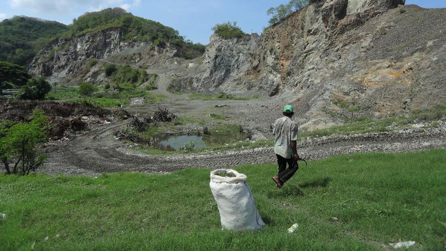 Foto udara gunungan sampah di Tempat Pembuangan Akhir (TPA) Regional Kebon Kongok, Kabupaten Lombok Barat, Jumat (5/11/2021).  Lokasi ini merupakan tempat pemilahan sampah organik dan anorganik, di komplek TPA terbesar di Nusa Tenggara Barat NTB. Dari sini, proses pengolahan sampah menjadi pelet RDF (Refuse Derived Fuel) dibuat, yang merupakan pengganti bahan bakar batubara di Pembangkit Listrik Tenaga Uap (PLTU) Jeranjang, Lombok Barat. Sampah diproses di mesin pencacah ukuran 5-8 mm untuk berikutnya dimasukkan ke mesin pengepresan menjadi pelet RDF. Pelet akan dikeringkan di bawah sinar matahari sebelum dikirim ke PLTU Jeranjang. Di pembangkit listrik itu pelet dibakar melalui sistem co-firing.
Setiap hari, sekitar 300 ton sampah dari Kota Mataram dan Lombok Barat diantar ke TPA ini. Namun, menurut jumlah yang diolah menjadi pellet baru 100 hingga 200 kilogram. 
Kementerian PUPR memfasilitasi lahan seluas 40 are (4 ribu meter persegi) di sekitar TPA. Di bangunan tersebut, semua fasilitas yang dibutuhkan untuk pengolahan sampah menjadi pellet disediakan. 
Penelitian masih dilakukan agar sampah non-organik bisa lebih banyak diolah. Saat ini, komposisi pelet terdiri 95 persen sampah organik dan 5 persen anorganik. (CNBC Indonesia/ Tri Susilo)