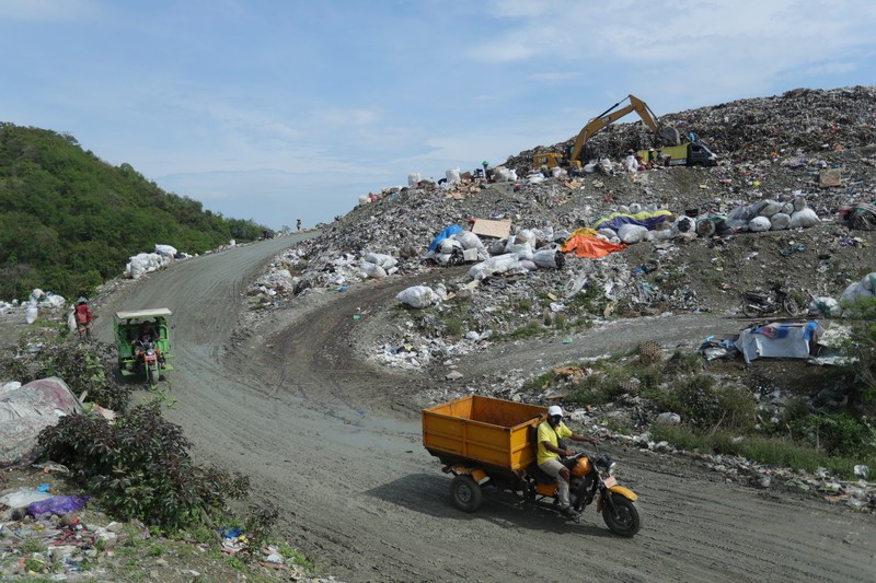 Tempat Pembuangan Akhir (TPA) Regional Kebon Kongok, Kabupaten Lombok Barat, Foto udara gunungan sampah di Tempat Pembuangan Akhir (TPA) Regional Kebon Kongok, Kabupaten Lombok Barat, Jumat (5/11/2021). Lokasi ini merupakan tempat pemilahan sampah organik dan anorganik, di komplek TPA terbesar di Nusa Tenggara Barat NTB. Dari sini, proses pengolahan sampah menjadi pelet RDF (Refuse Derived Fuel) dibuat, yang merupakan pengganti bahan bakar batubara di Pembangkit Listrik Tenaga Uap (PLTU) Jeranjang, Lombok Barat. Sampah diproses di mesin pencacah ukuran 5-8 mm untuk berikutnya dimasukkan ke mesin pengepresan menjadi pelet RDF. Pelet akan dikeringkan di bawah sinar matahari sebelum dikirim ke PLTU Jeranjang. Di pembangkit listrik itu pelet dibakar melalui sistem co-firing.
Setiap hari, sekitar 300 ton sampah dari Kota Mataram dan Lombok Barat diantar ke TPA ini. Namun, menurut jumlah yang diolah menjadi pellet baru 100 hingga 200 kilogram.
Kementerian PUPR memfasilitasi lahan seluas 40 are (4 ribu meter persegi) di sekitar TPA. Di bangunan tersebut, semua fasilitas yang dibutuhkan untuk pengolahan sampah menjadi pellet disediakan.
Penelitian masih dilakukan agar sampah non-organik bisa lebih banyak diolah. Saat ini, komposisi pelet terdiri 95 persen sampah organik dan 5 persen anorganik. (CNBC Indonesia/ Tri Susilo)