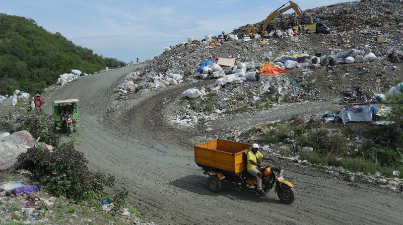 Foto udara gunungan sampah di Tempat Pembuangan Akhir (TPA) Regional Kebon Kongok, Kabupaten Lombok Barat, Jumat (5/11/2021).  Lokasi ini merupakan tempat pemilahan sampah organik dan anorganik, di komplek TPA terbesar di Nusa Tenggara Barat NTB. Dari sini, proses pengolahan sampah menjadi pelet RDF (Refuse Derived Fuel) dibuat, yang merupakan pengganti bahan bakar batubara di Pembangkit Listrik Tenaga Uap (PLTU) Jeranjang, Lombok Barat. Sampah diproses di mesin pencacah ukuran 5-8 mm untuk berikutnya dimasukkan ke mesin pengepresan menjadi pelet RDF. Pelet akan dikeringkan di bawah sinar matahari sebelum dikirim ke PLTU Jeranjang. Di pembangkit listrik itu pelet dibakar melalui sistem co-firing.
Setiap hari, sekitar 300 ton sampah dari Kota Mataram dan Lombok Barat diantar ke TPA ini. Namun, menurut jumlah yang diolah menjadi pellet baru 100 hingga 200 kilogram. 
Kementerian PUPR memfasilitasi lahan seluas 40 are (4 ribu meter persegi) di sekitar TPA. Di bangunan tersebut, semua fasilitas yang dibutuhkan untuk pengolahan sampah menjadi pellet disediakan. 
Penelitian masih dilakukan agar sampah non-organik bisa lebih banyak diolah. Saat ini, komposisi pelet terdiri 95 persen sampah organik dan 5 persen anorganik. (CNBC Indonesia/ Tri Susilo)