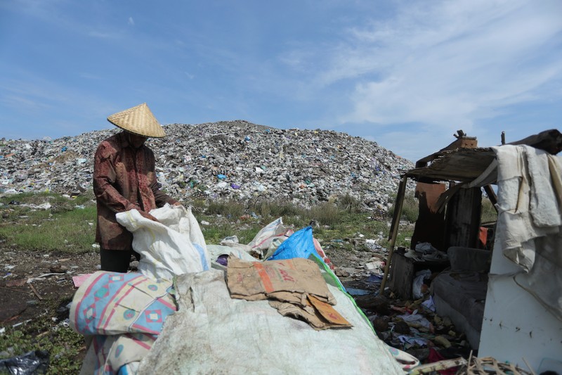 Tempat Pembuangan Akhir (TPA) Regional Kebon Kongok, Kabupaten Lombok Barat, Foto udara gunungan sampah di Tempat Pembuangan Akhir (TPA) Regional Kebon Kongok, Kabupaten Lombok Barat, Jumat (5/11/2021). Lokasi ini merupakan tempat pemilahan sampah organik dan anorganik, di komplek TPA terbesar di Nusa Tenggara Barat NTB. Dari sini, proses pengolahan sampah menjadi pelet RDF (Refuse Derived Fuel) dibuat, yang merupakan pengganti bahan bakar batubara di Pembangkit Listrik Tenaga Uap (PLTU) Jeranjang, Lombok Barat. Sampah diproses di mesin pencacah ukuran 5-8 mm untuk berikutnya dimasukkan ke mesin pengepresan menjadi pelet RDF. Pelet akan dikeringkan di bawah sinar matahari sebelum dikirim ke PLTU Jeranjang. Di pembangkit listrik itu pelet dibakar melalui sistem co-firing.
Setiap hari, sekitar 300 ton sampah dari Kota Mataram dan Lombok Barat diantar ke TPA ini. Namun, menurut jumlah yang diolah menjadi pellet baru 100 hingga 200 kilogram.
Kementerian PUPR memfasilitasi lahan seluas 40 are (4 ribu meter persegi) di sekitar TPA. Di bangunan tersebut, semua fasilitas yang dibutuhkan untuk pengolahan sampah menjadi pellet disediakan.
Penelitian masih dilakukan agar sampah non-organik bisa lebih banyak diolah. Saat ini, komposisi pelet terdiri 95 persen sampah organik dan 5 persen anorganik. (CNBC Indonesia/ Tri Susilo)